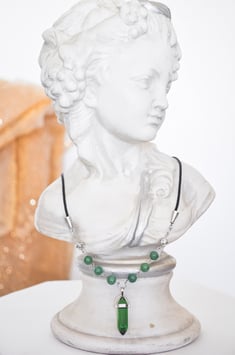 Kette mit Anhänger  „Elbenstein“ in dunkelgrün