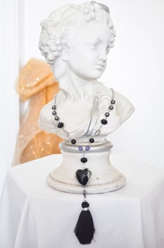 Kette mit Herzanhänger  „Tanzendes Herz“ in schwarz