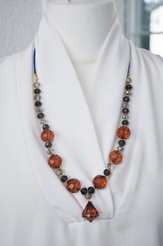 „Elfenträne“ in hellgrau/grau/braun