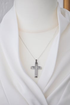 Modernes Kreuz in silberfarben