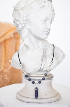 Kette mit Anhänger  „Elbenstein“ in dunkelblau