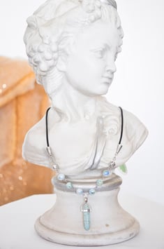 Kette mit Anhänger  „Elbenstein“ in hellem türkis