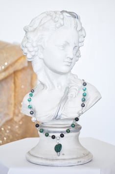 Kette mit Herzanhänger  „Elfenherz“ in schwarzgrün