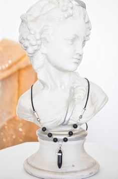 Kette mit Anhänger  „Elbenstein“ in schwarz