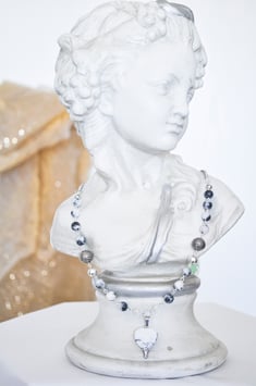 Kette mit Herzanhänger  „Elfenherz“ in schwarzweiss