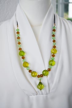 „Elfenträne“ in grün/hellbraun/hellblau