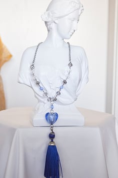 Kette mit Herzanhänger  „Tanzendes Herz“ in blau