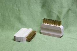 51 kleine Wildlederbürste