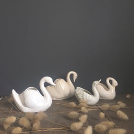 LOT DE 4 CYGNES EN PORCELAINE