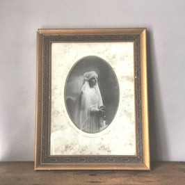 PORTRAIT D'UNE COMMUNIANTE