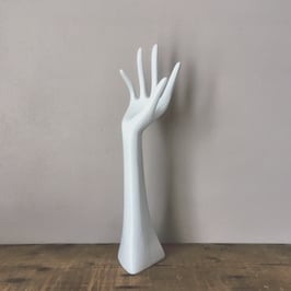 GRANDE MAIN PORTE-BAGUES