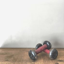 PAIRE D'HALTÈRES EN BOIS ET FONTE