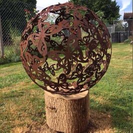 Metall-Kugel mit Schmetterlingsmotiv 40cm rostend
