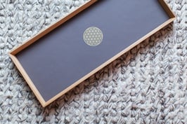 Tablett -Eiche & Möbellinoleum mauve. Siebdruck "flower of life".