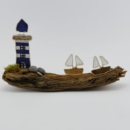Leuchtturm mit Booten aus Papierdraht