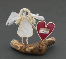 Schutzengel mit stehendem Herz aus Papierdraht