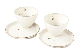 Zwei kleine Goldschalen mit passenden Tellern