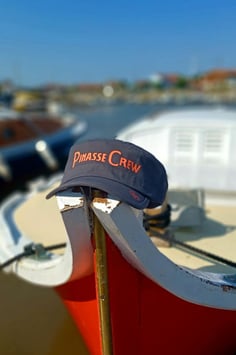 Casquette armée gris, inscription Pinasse crew en corail