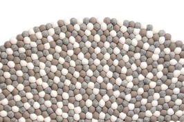 Preproga iz kroglic iz filca - v sivih tonih