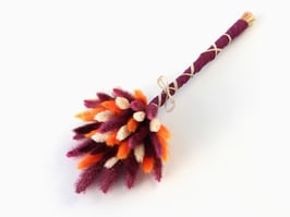 Enostranski šopek s suhim cvetjem v vijoličnih-bordo tonih