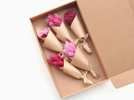 Škatlica s suhim cvetjem - mini šopki v vijoličnih tonih