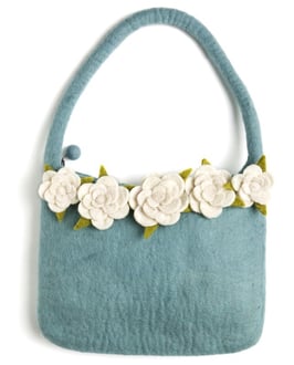 Torbica z belimi vrtnicami