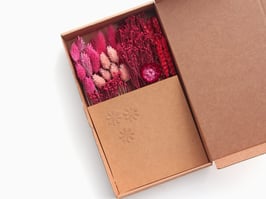 Škatlica s suhim cvetjem - cvetje v vijolično-roza barvah