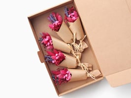 Škatlica s suhim cvetjem - mini šopki v roza-vijoličnih tonih