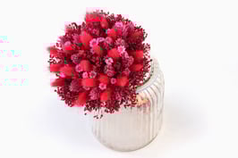 Okrogli šopek s suhim cvetjem v škrlatnih tonih