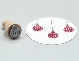 Božična kroglica s črtami