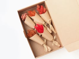 Škatlica s suhim cvetjem - mini šopki v rdeče-oranžnih tonih