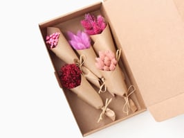 Škatlica s suhim cvetjem - mini šopki v roza-vijoličnih tonih