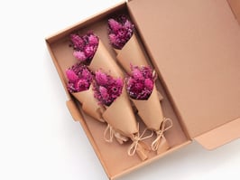 Škatlica s suhim cvetjem - mini šopki v vijoličnih tonih