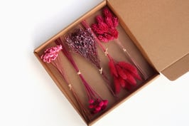 Škatlica s suhim cvetjem - mini šopki v vijoličnih barvah