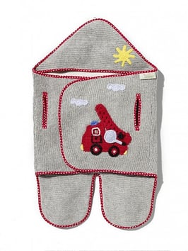 Povijalna odejica z motivom gasilskega avtomobila