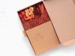 Škatlica s suhim cvetjem - cvetje v oranžnih tonih