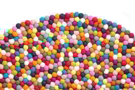 Preproga iz kroglic iz filca - pisana