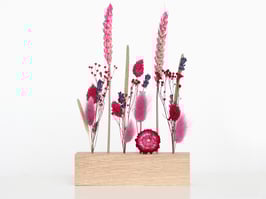 Suho cvetje v lesenem podstavku