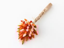 Enostranski šopek s suhim cvetjem v oranžnih tonih