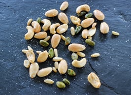 Geröstete Nüsse mit Meersalz