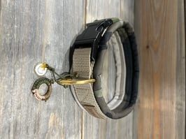 SOFTY TRICOLOR BEIGE/CAMOU mit Gurt SAHARA, Gum oliv