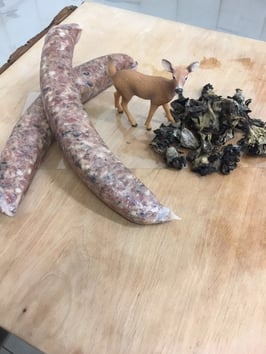 Rehbratwurst mit Pilz