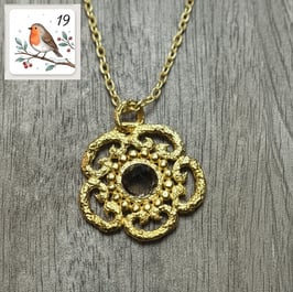 19.Dezember: HALSSCHMUCK-ANHÄNGER vergoldet "Golden Smoky Bloom"