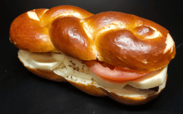 Tomaten-Mozzarella Laugenbrötli