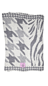 Schal grau mit lila Patch