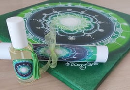 Seelenmandala in den Grüntönen mit Essenz und Schriftrolle, www.passion-of-nature.ch