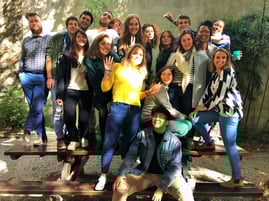 Photo d'une promo de cordialistes, prise à l'extérieur