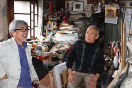 アトリエにて　右から　岡本博さん　編集部木村勝昭