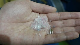 リサイクルに用いる再生材料。再度溶解し、エアセルマットへと再び生まれ変わります。