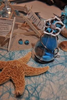 Décoration table mariage thème mer, thème voyage, étoile de mer, dragées, transat, tongs fimo